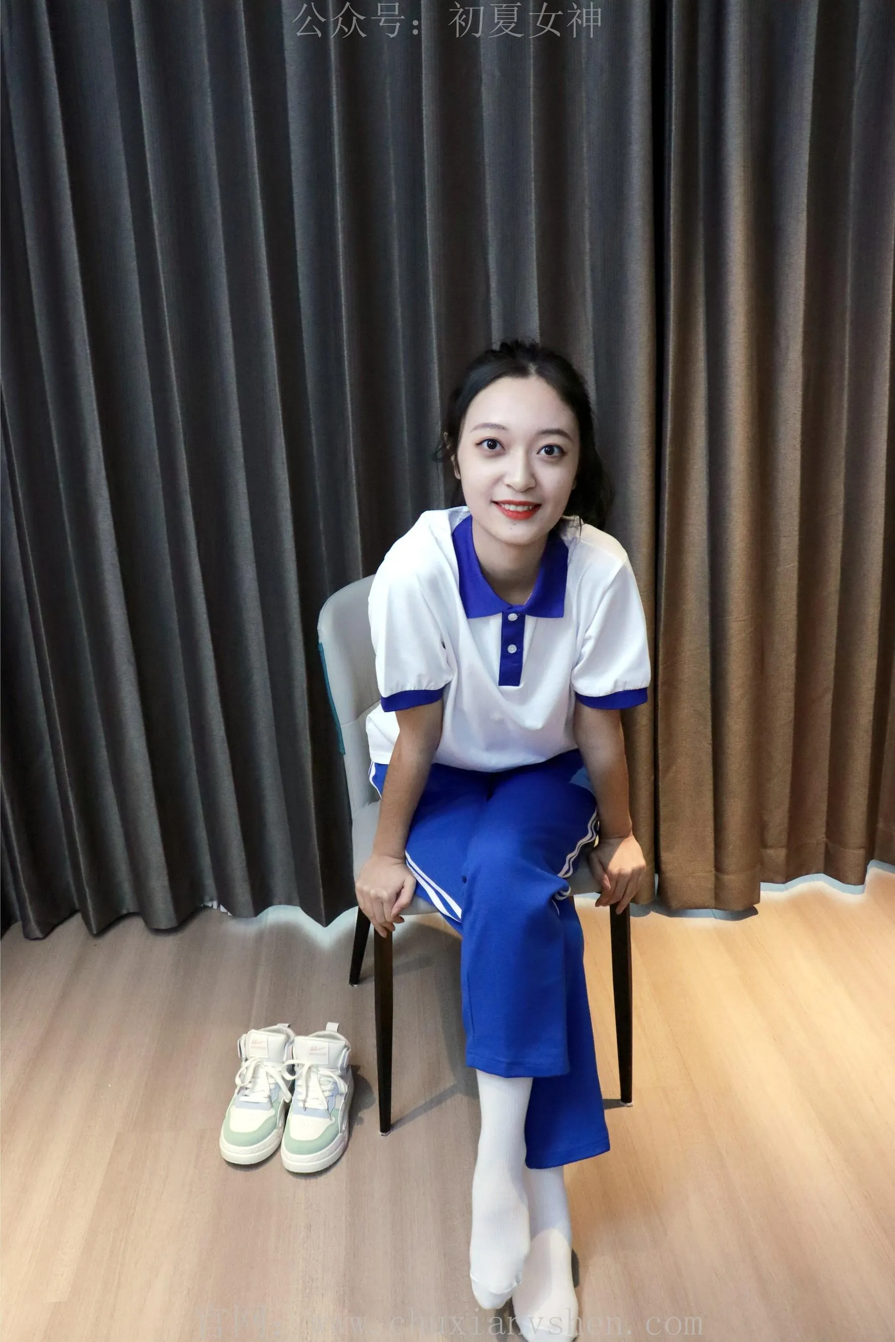 初夏女神 NO.001 依依校服搭配37码运动鞋拍摄 [126P]插图1